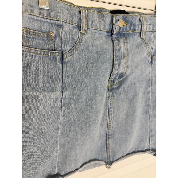Goldie London Light Wash Denim Mini Skirt Raw Hem High Waist Size M - Picture 3 of 6